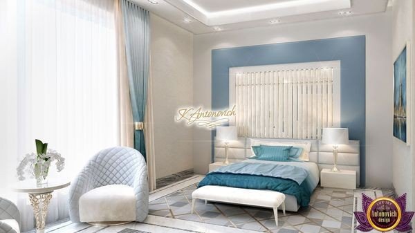 مطبخ مصمم بشكل جميل بتخزين وفير في منزل مكوّن من ٥ غرف نوم