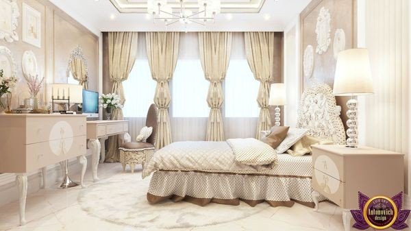 Комната девочки-подростка с аккуратно организованным шкафом