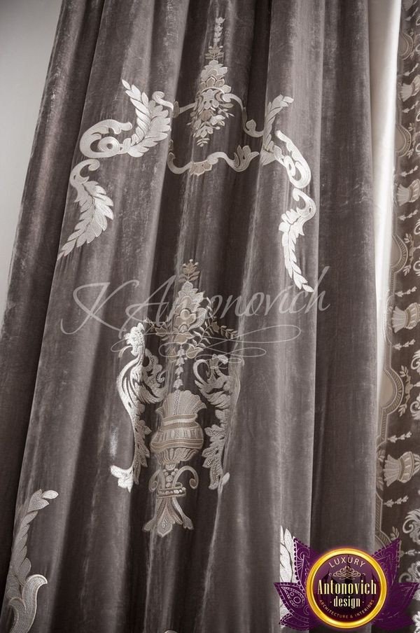 Cream tulle and elegant cornice details