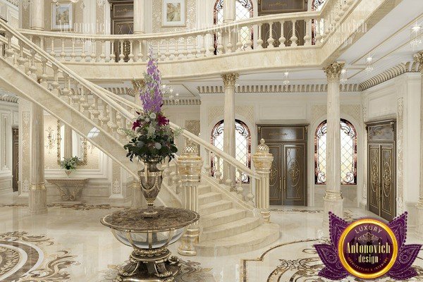 ممر فخم بأرضيات رخامية وتصميم حوائط معقد