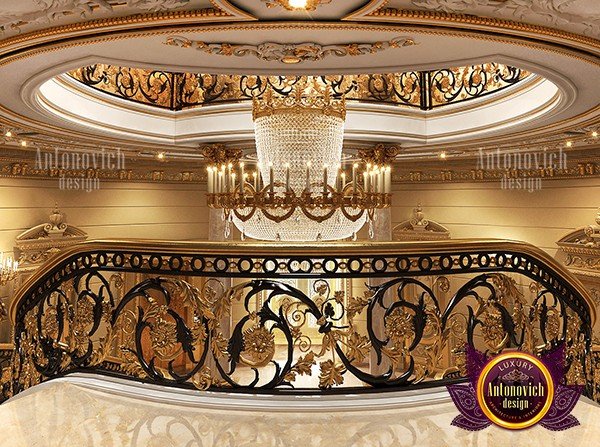 تصميم قاعة ملكي مع بيانو ضخم وستائر فاخرة