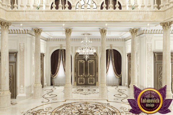 قاعة فاخرة بها درج كبير وثريا مهيبة