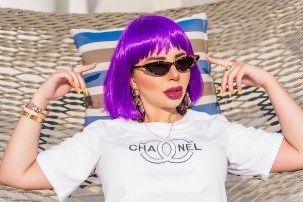 واجهة فيلا عصرية مع مساحات خضراء