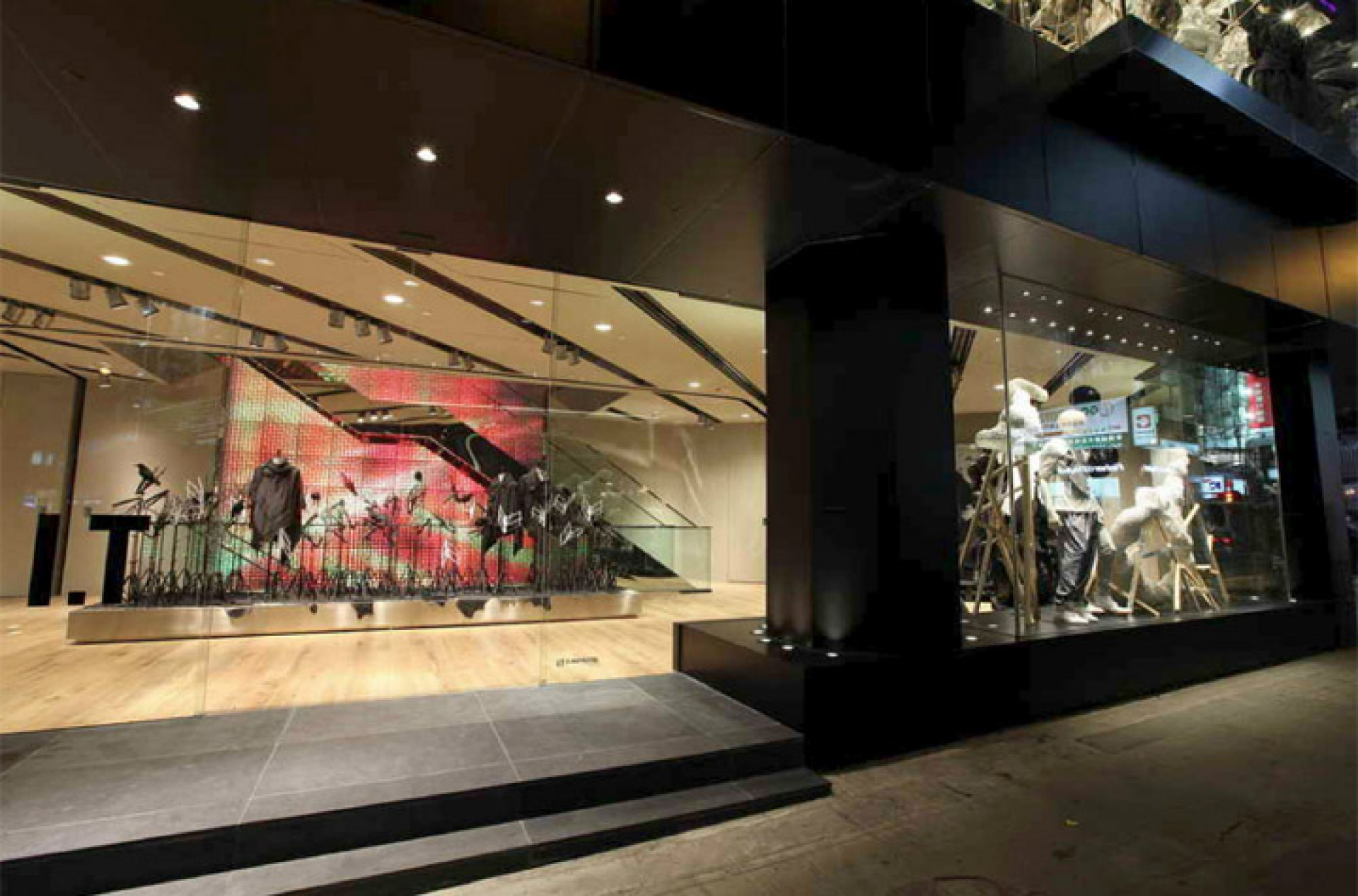 Фит-аут магазина модной одежды в Dubai Mall
