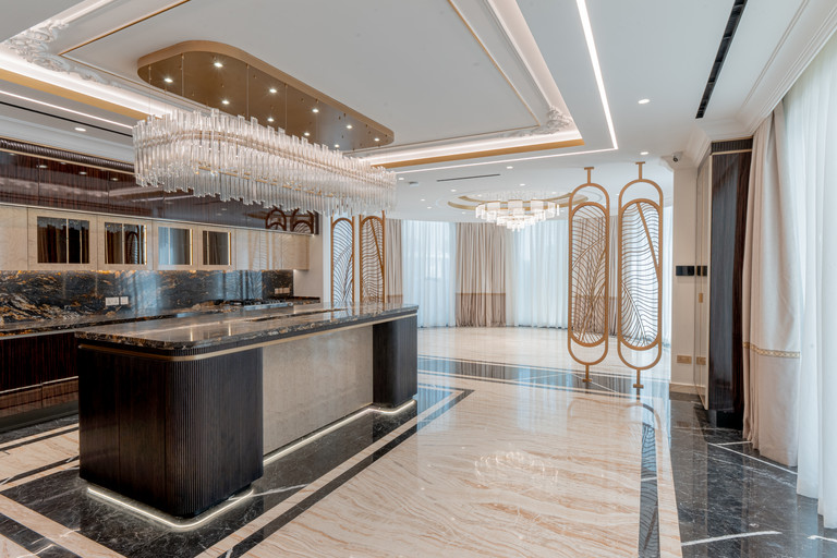 Dark wood island and crystal chandeliers