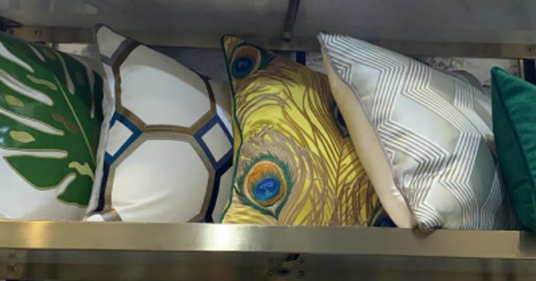 تصاميم كلاسيكية فاخرة للوسائد