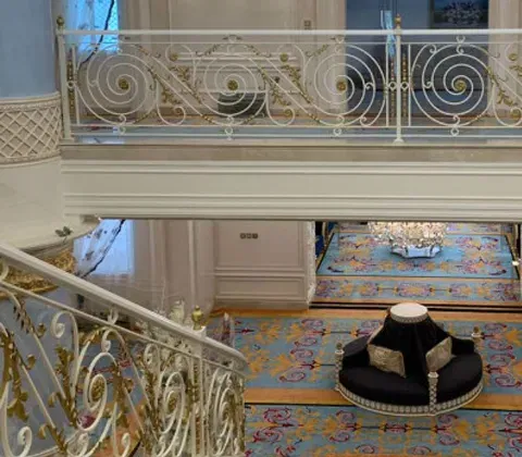 تصميم قاعة الدخول الفاخرة مع سلالم