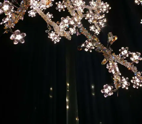 الاتجاهات الحديثة في تصميم الثريات الكريستالية