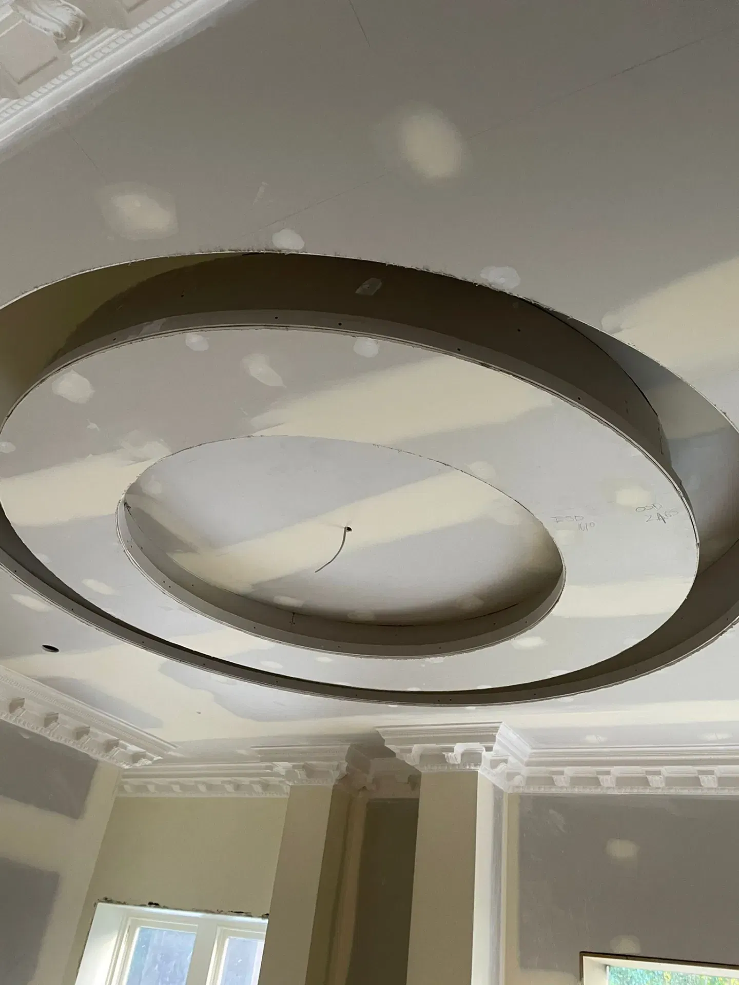 أفضل حلول تجهيز السقف والتشطيب في دبي