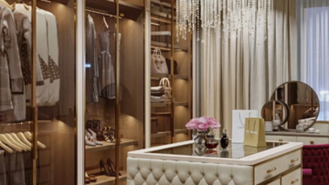 Dressing Room For Luxurious Bedroom