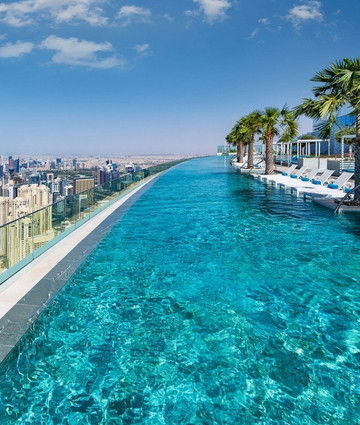 Дизайн бассейна в Абу-Даби: роскошный интерьер виллы