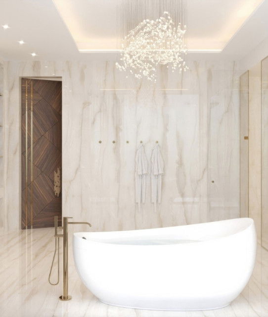 Просторная ванная комната с ониксовыми стенами и индивидуальными люстрами