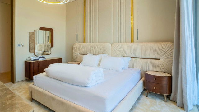 Transforming Luxury Bedrooms: Furnishing and Renovation Solutions for Palm Jumeirah Villas