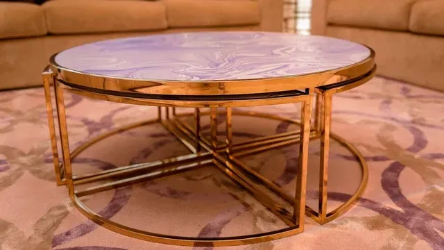 Акриловые кофейные столики — будущее дизайна мебели