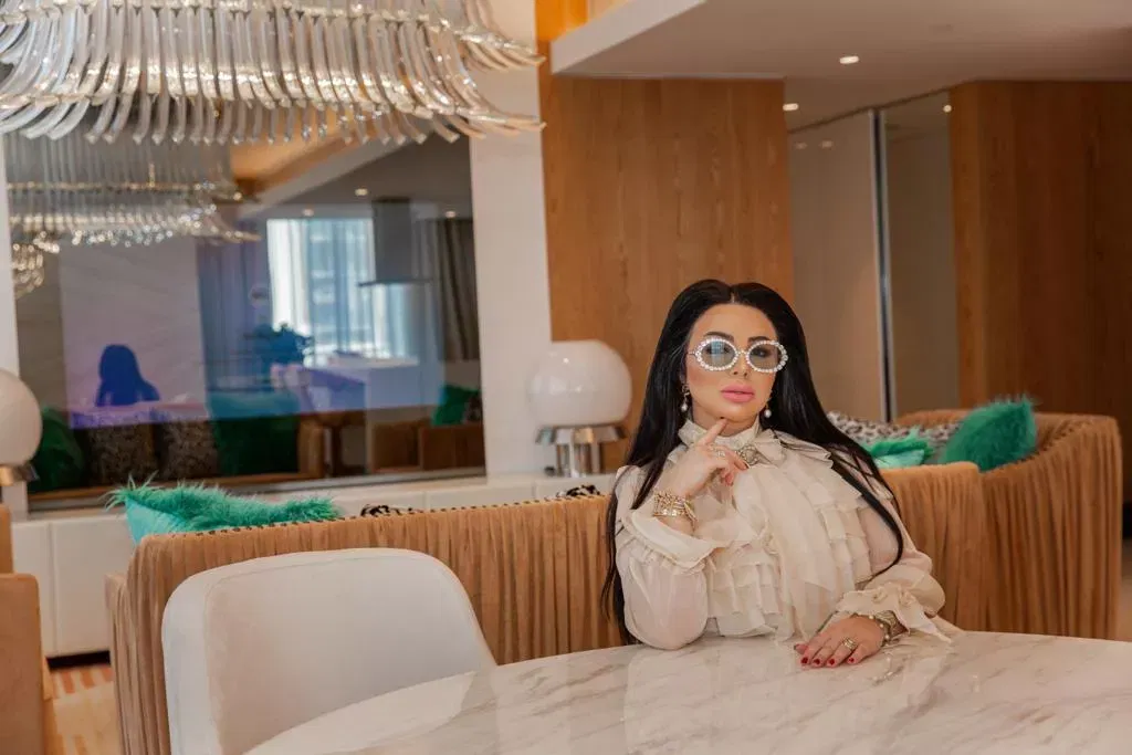 تصميم داخلي فاخر وتجديد شقة في بلو واترز دبي