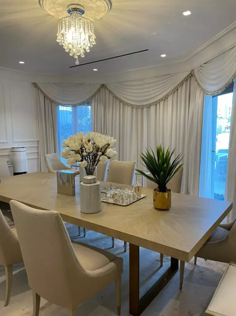 عِش الأناقة: تركيب وتصميم ستائر فاخرة في دبي