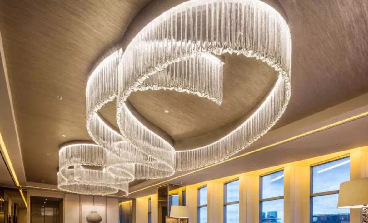 روعة تصاميم الإضاءة الفاخرة في دبي