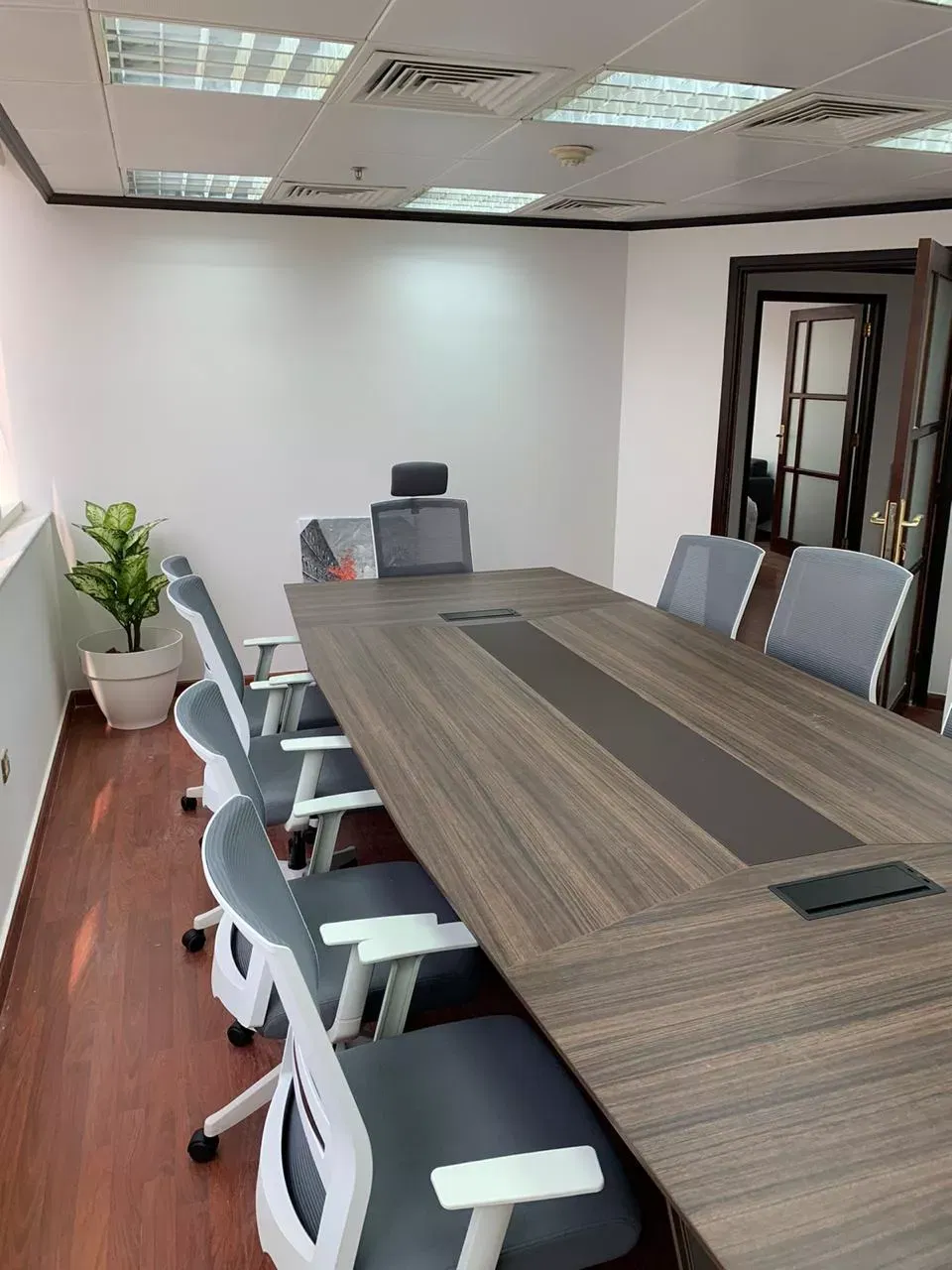 حلول تشطيبات مكاتب فاخرة في دبي: ارتقِ بمساحتك التجارية