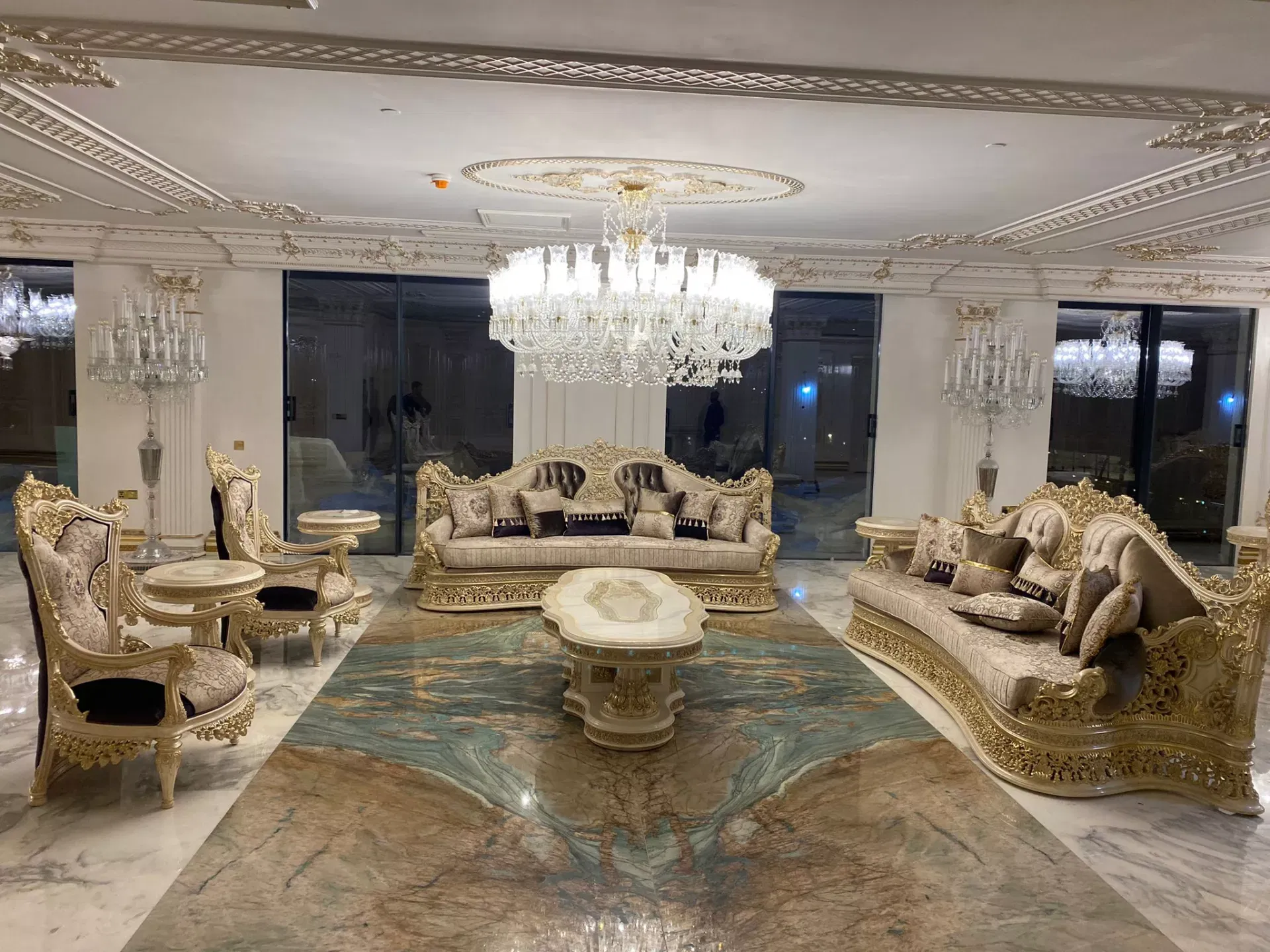 أثاث فاخر يضفي فخامة على كل غرفة