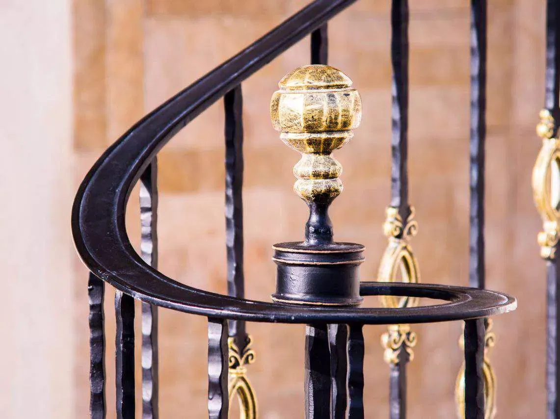 تصاميم درابزينات وأبواب وبوابات معدنية فاخرة