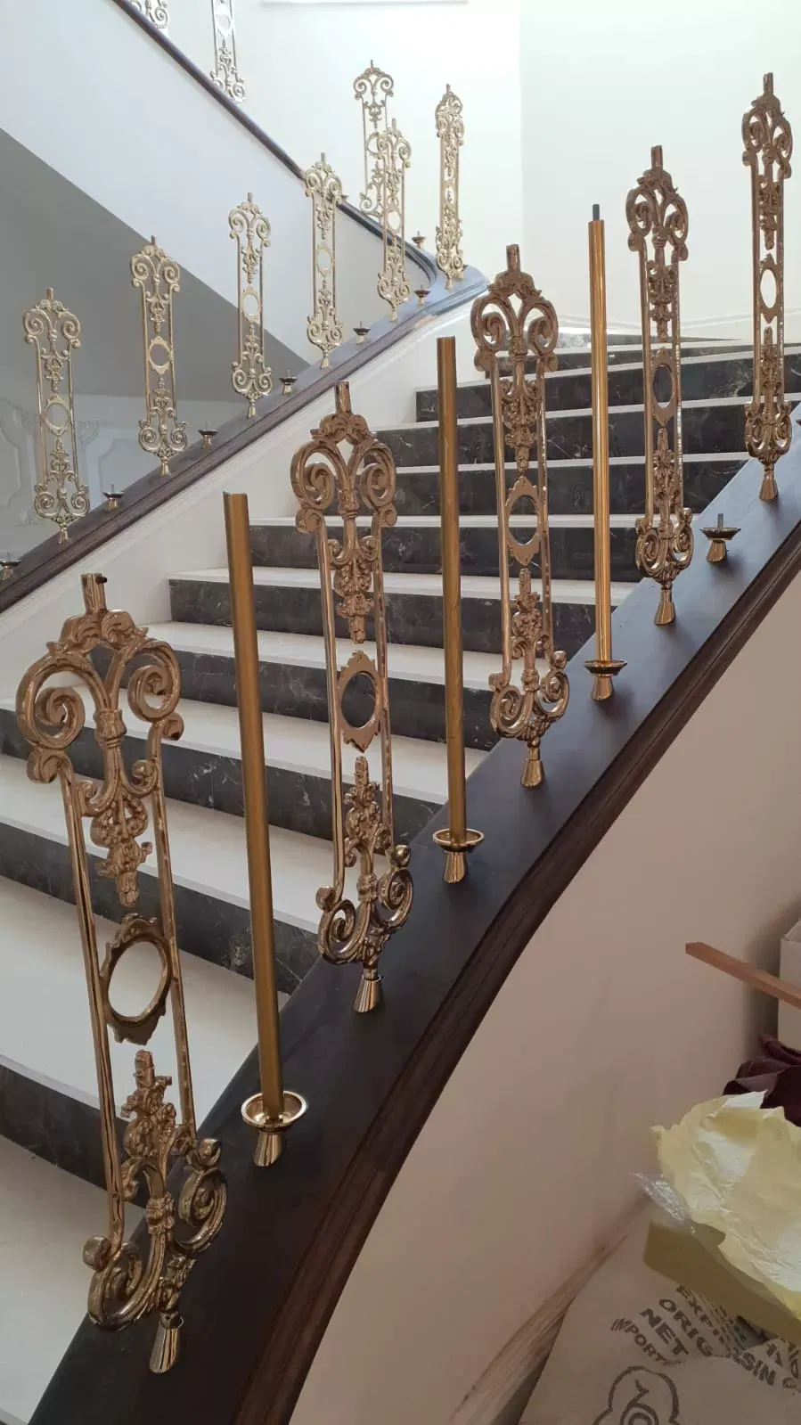 ارتقِ بمنزلك بتصميم سلالم فاخرة وخدمات متكاملة