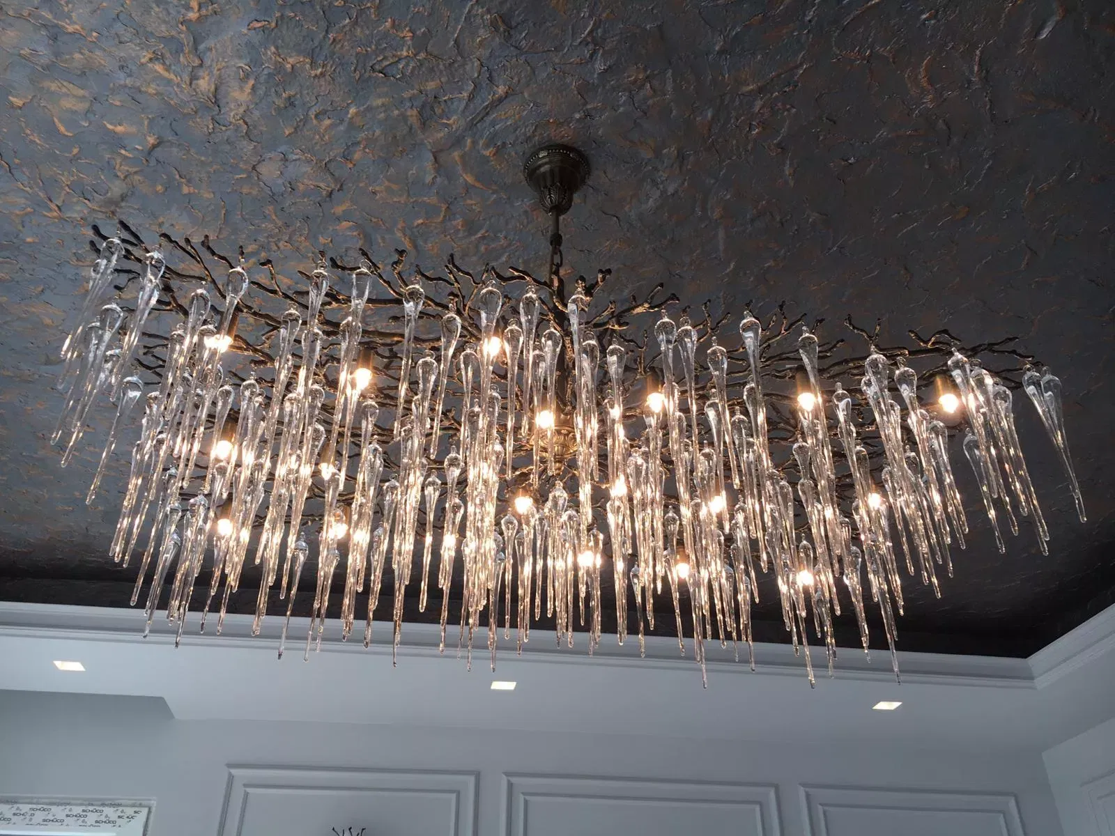 كشف أجمل تصاميم الثريات في معارض الأثاث الفاخر بدبي