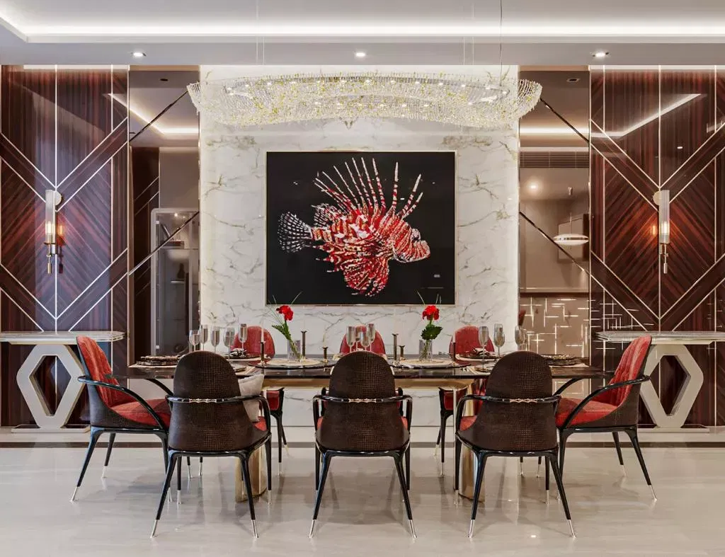 تصميم داخلي أنيق لغرفة الطعام لتجربة فاخرة