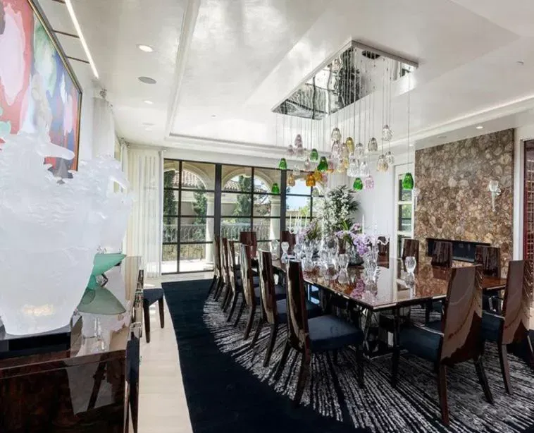 العناصر الأساسية لغرفة طعام فاخرة في دبي