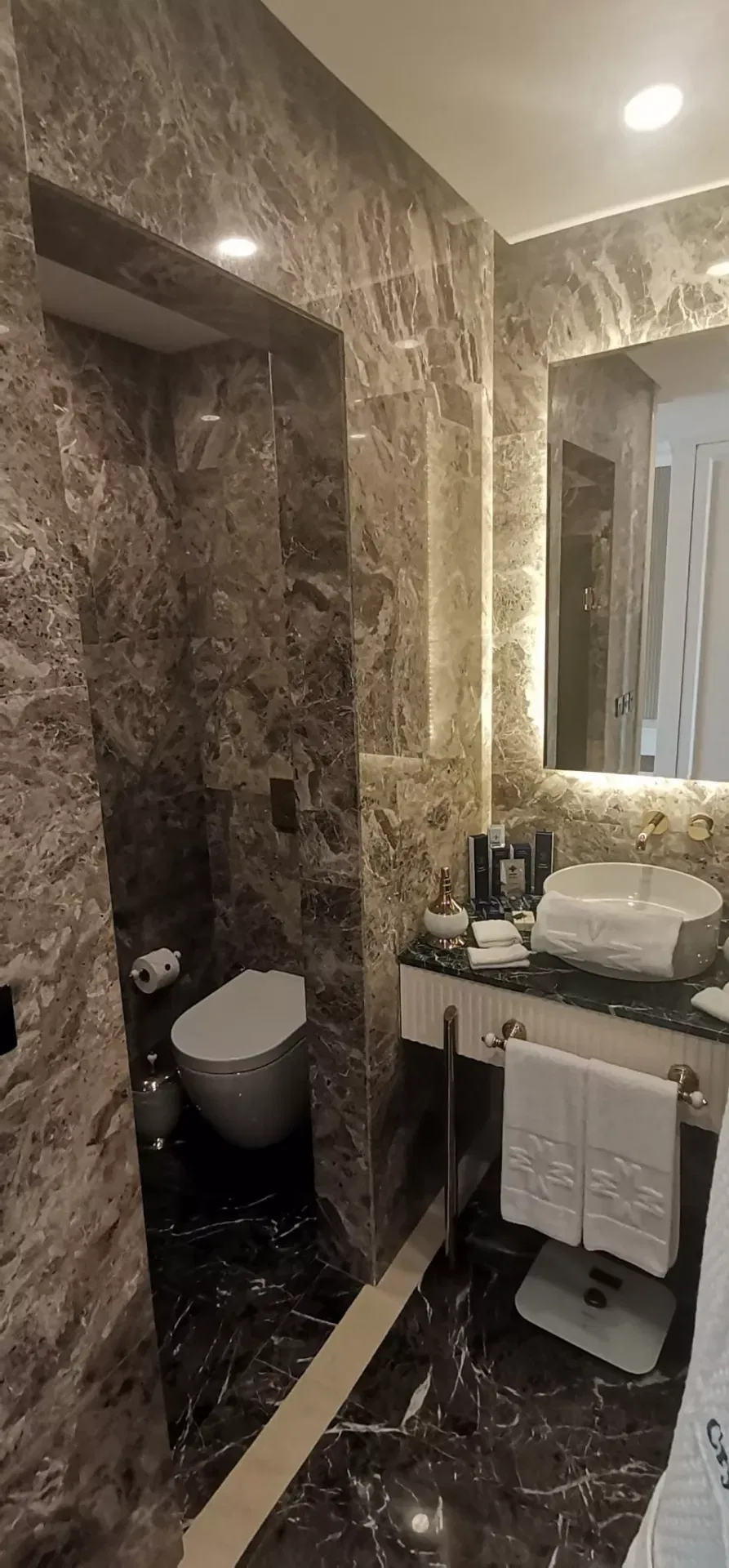 كشف أجود أعمال النجارة في دبي: عرض للحرفية الخشبية