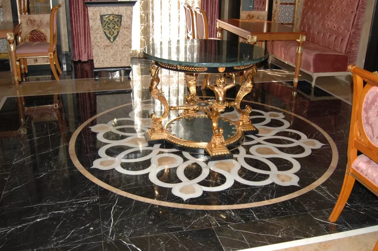 دليل الأرضيات الفاخرة في دبي: اختيار وتركيب الفينيل