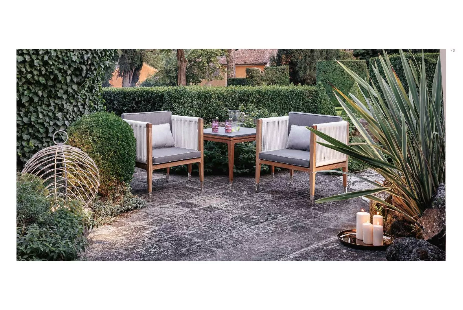 تشكيلة حديثة من كراسي الشرفة الأنيقة في دبي