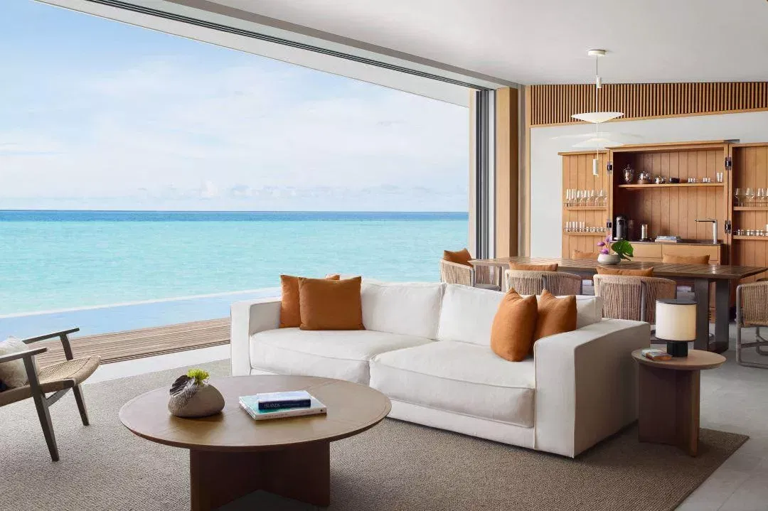 Expert Interior Guide: Creating a Luxury Hotel Room with a Captivating View