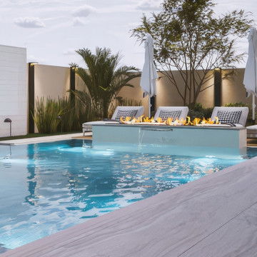 تصميم وتنفيذ مسابح حديثة من أنطونوفيتش ديزاين: خلق مساحات خارجية فاخرة